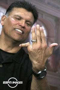 anthony-munoz-finger